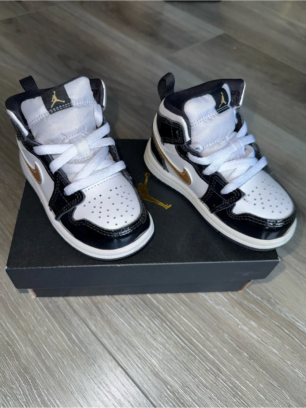 Jordan 1 Mid SE toddler size 6C - Black/White/Metallic Gold